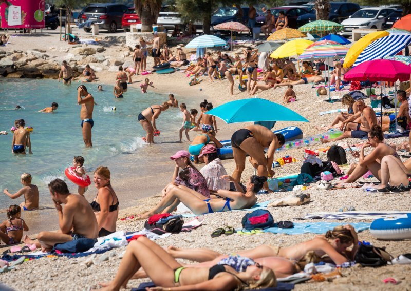 Ne stane ni igla: Pogledajte atmosferu na prepunim splitskim plažama