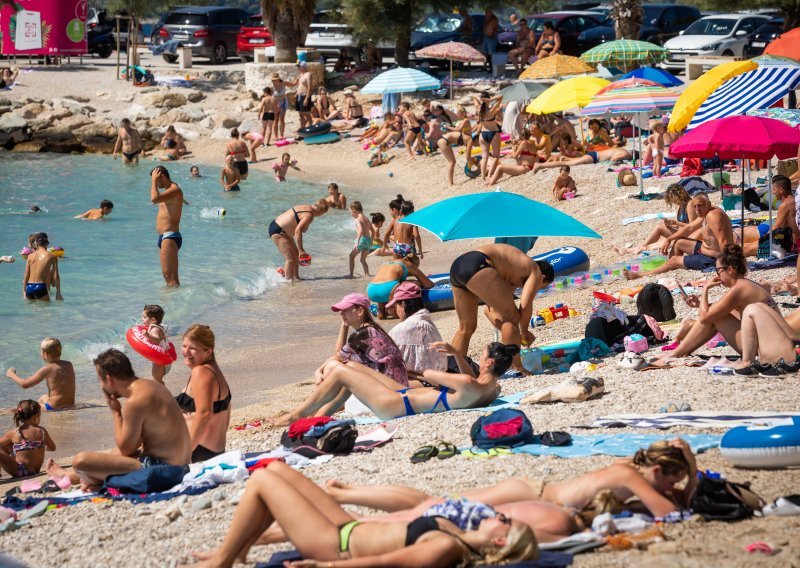 Ne stane ni igla: Pogledajte atmosferu na prepunim splitskim plažama