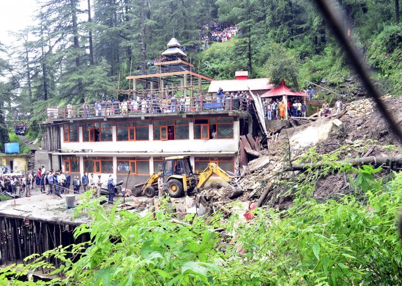 Olujne kiše aktivirale klizišta u indijskim Himalajima, poginula 41 osoba
