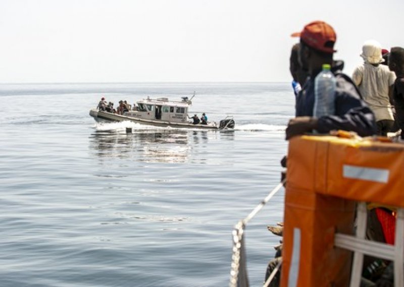 Tunis: Pet mrtvih i 7 nestalih migranata u novom brodolomu