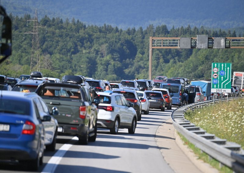 Za vikend na autocestama milijun vozila, 12 posto više na godišnjoj razini