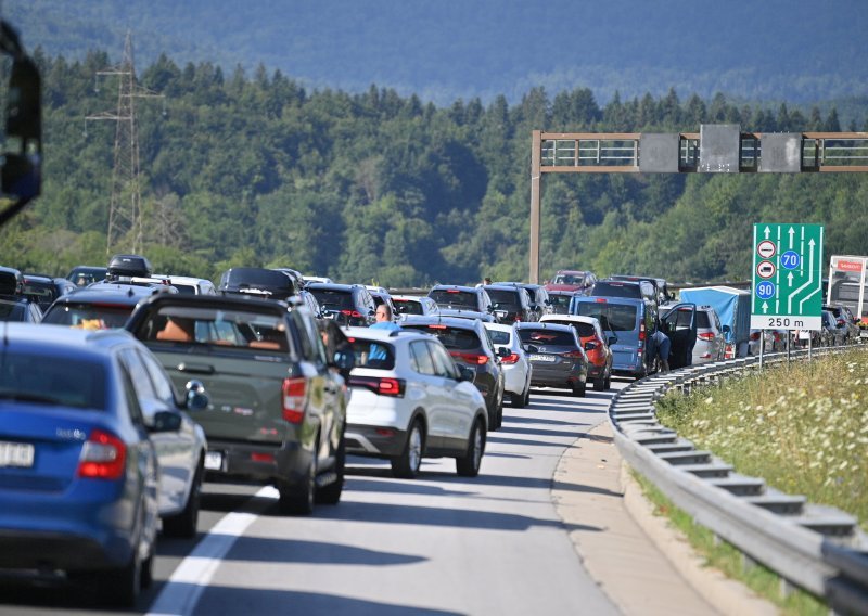 Kod Rijeke se na izlazu iz tunela na autocesti zapalilo vozilo, promet preusmjeren