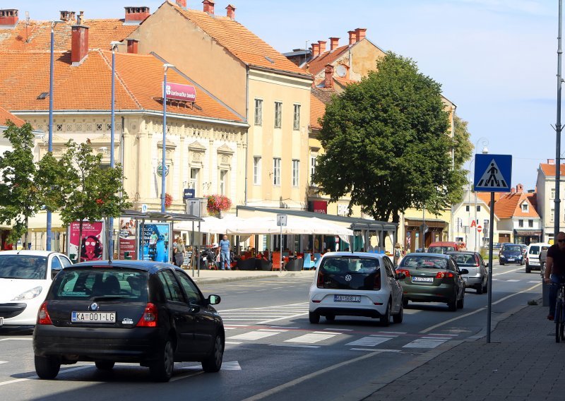 Pao komad fasade u centru Karlovca, beba u bolnici na pregledu