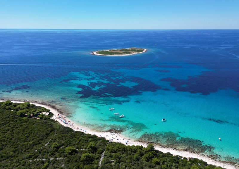 Skriveni biser Jadrana: Ova čarobna plaža pruža obilje hlada i kristalno čisto more