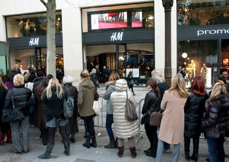 Cijele noći čekali ispred H&M-a da se dočepaju Lanvina
