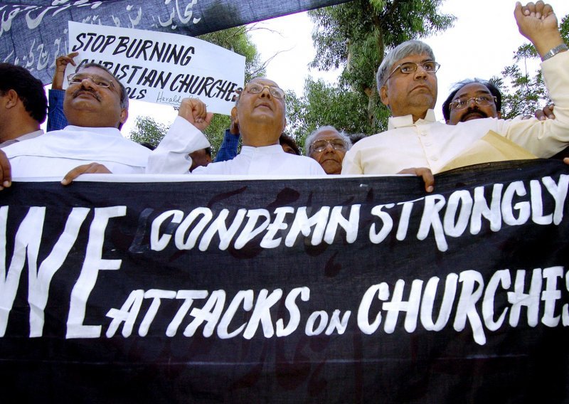 Bijesna gomila zapalila crkve u Pakistanu zbog navodnog svetogrđa