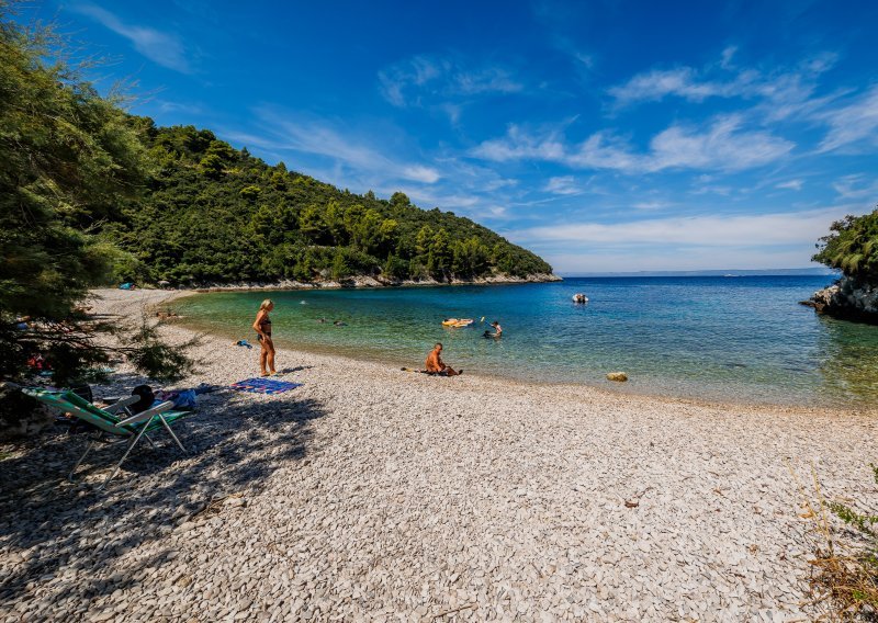 Raj na zemlji: Osamljena plaža s pogledom na Pelješki kanal