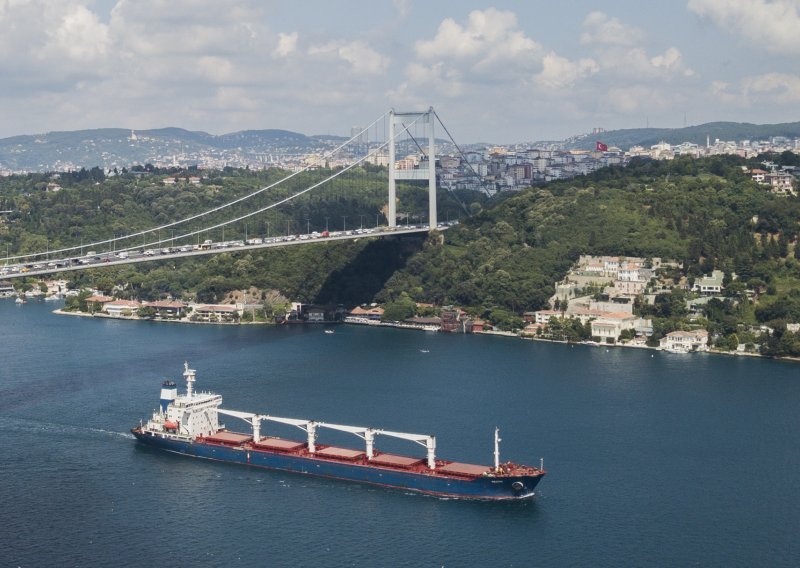 Kontejnerski brod iz Odese prolazi kroz turski Bosporski tjesnac