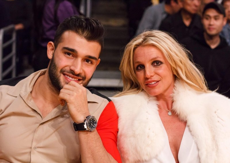 Rastaje se Britney Spears, a suprug Sam Asghari ju tako lako drži u šaci