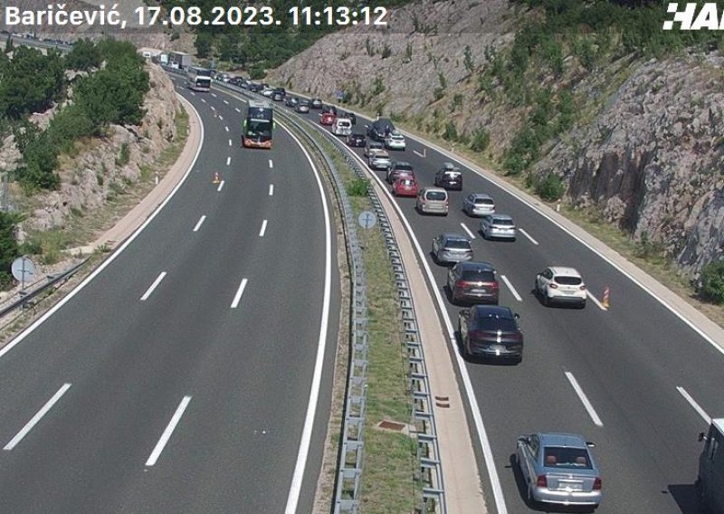Kod Sv. Roka u smjeru Zagreba i dalje se vozi usporeno, kolona tri kilometra