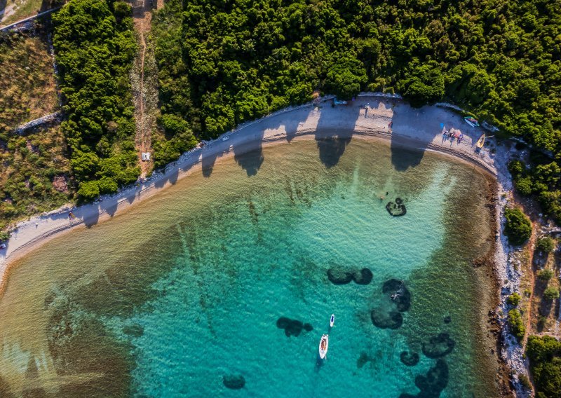 Na Korčuli smo pronašli uvalu koju obožavaju nautičari, ali i windsurferi