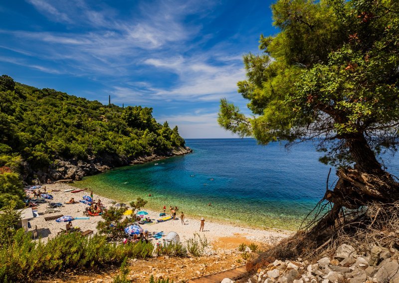 Biser Korčule koji se isplati posjetiti: Plaža Vaja oduševljava turiste željne osame