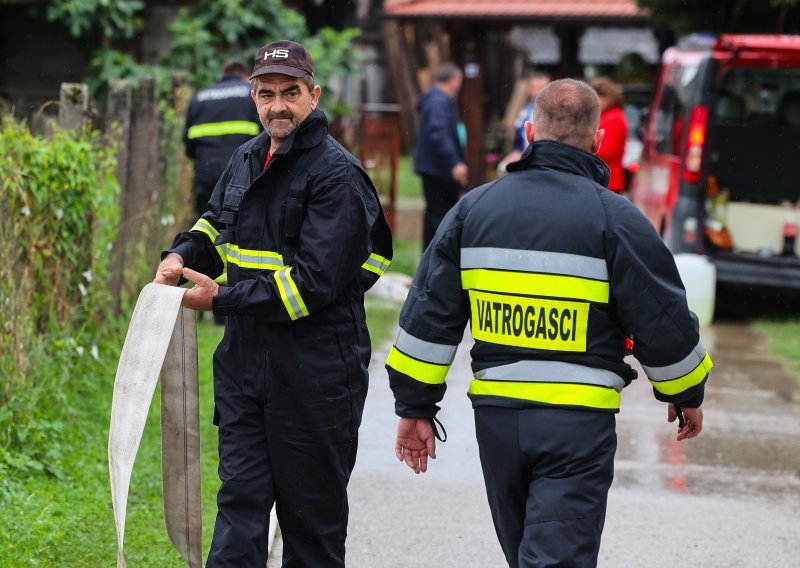 Oluja u Slavoniji: Poplavljeni podrumi, udari groma izazvali požare na farmama