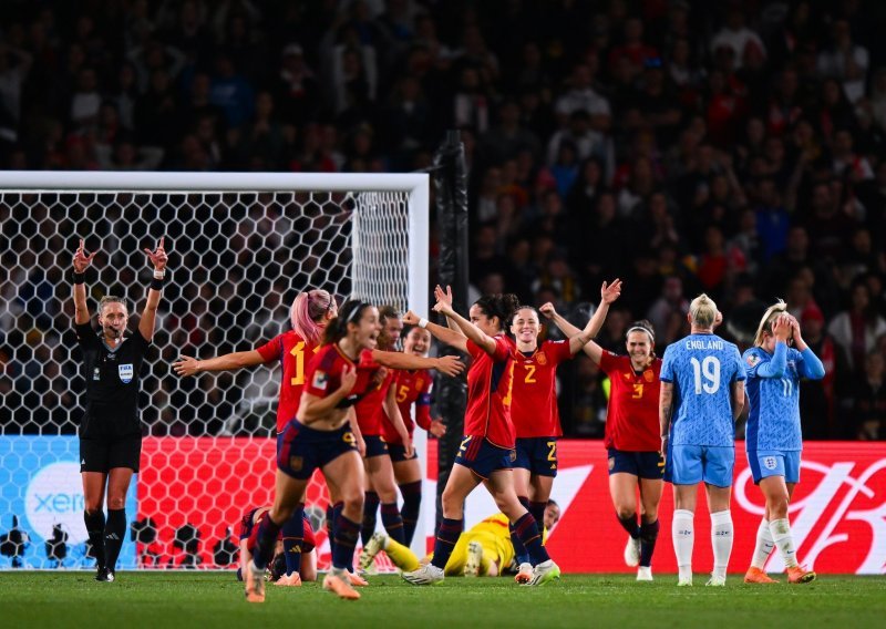 Španjolke po prvi put svjetske prvakinje u nogometu, Engleskinje u suzama