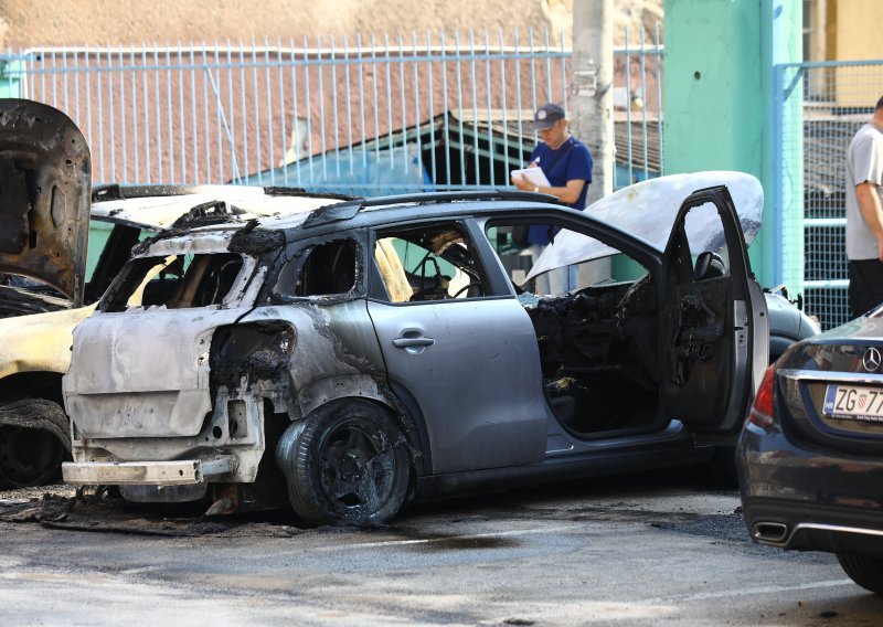 Policija o buktinji na Trnju: Otkriveno tko su vlasnici izgorjelih automobila