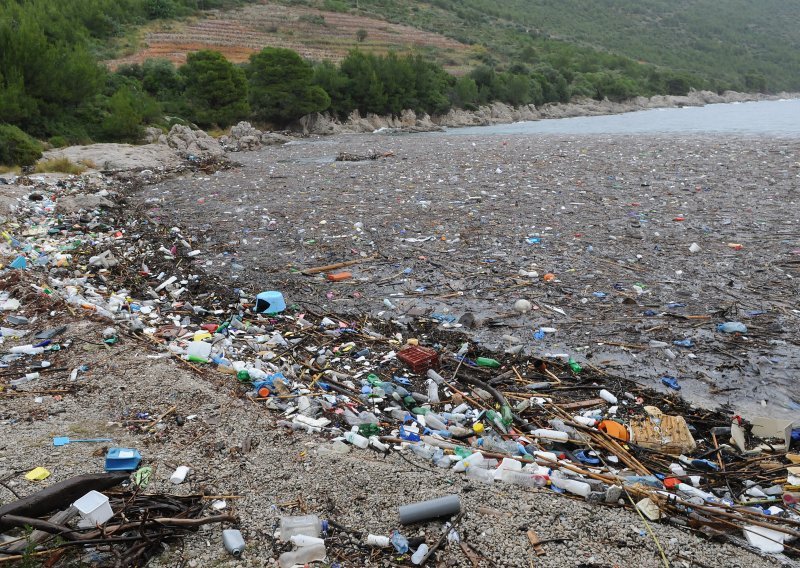 Počelo uklanjanje smeća na Pelješcu