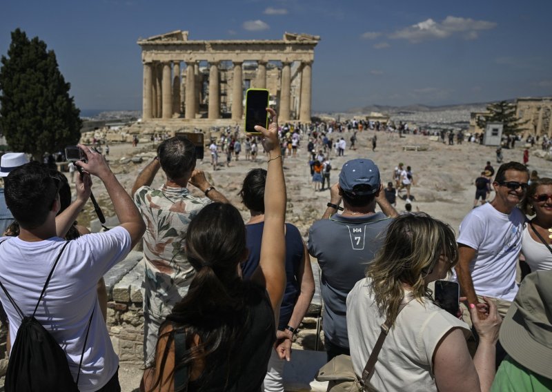 Kako je Grčka unatoč požarima i vrućinama oborila sve turističke rekorde?