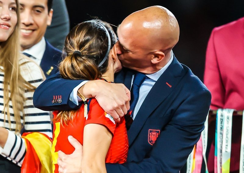 Javio se predsjednik Španjolskog saveza koji je poljubio nogometašicu u usta