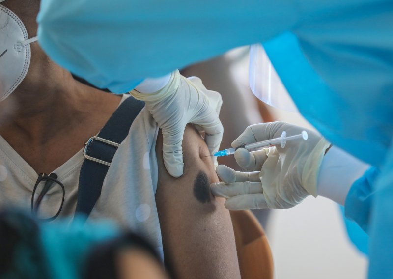 Raste broj zaraženih koronom, HZJZ objavio privremene preporuke za cijepljenje