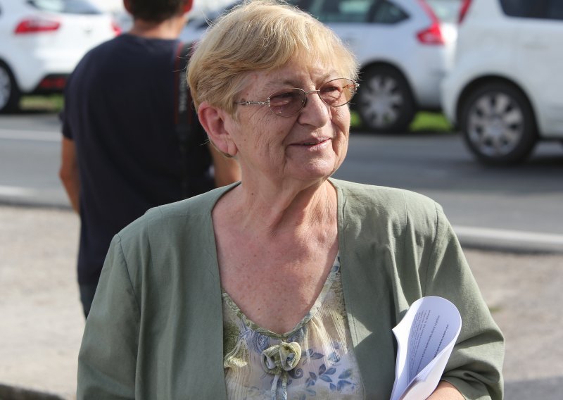 Što hoće 'molitelji' pred vukovarskom bolnicom? Pita se i Vesna Bosanac
