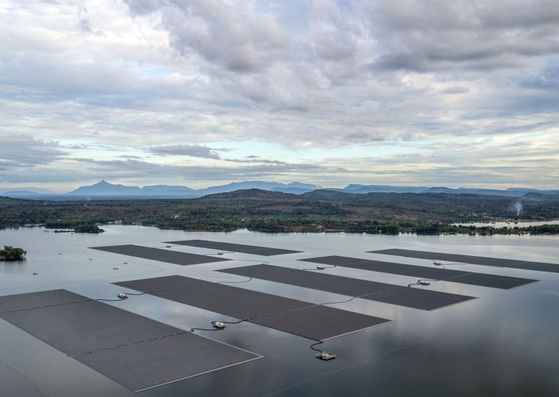 Plutajući solarni paneli oko ekvatora mogli bi osigurati neograničenu struju. Ali...