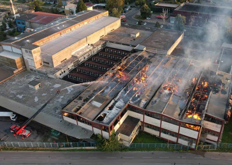 Veliki požar u Banjoj Luci: Vatra progutala tvornicu papira
