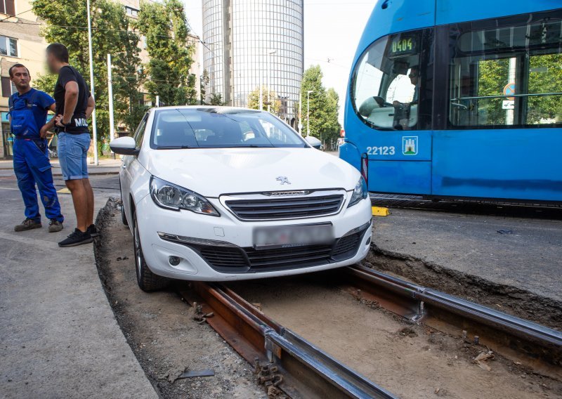 Automobil u rupi blokirao dvije tramvajske linije