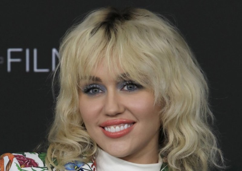 Miley Cyrus ima novu pjesmu, na koju roni suze i razmišlja o mlađim danima, ali i - njemu