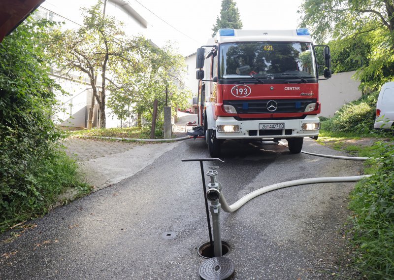 U Zagrebu gorjeli automobili i bačve s uljem