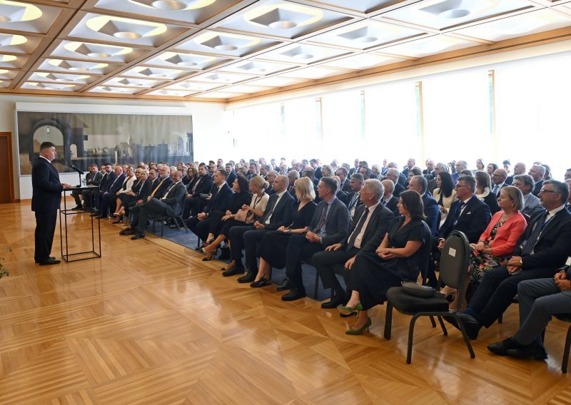Milanović s diplomatima na Pantovčaku; pozvao premijera na razgovor o upražnjenim mjestima