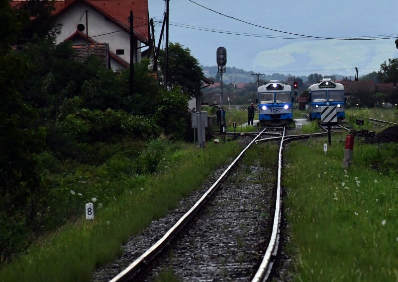 U naletu vlaka kod Karlovca poginuo stariji muškarac