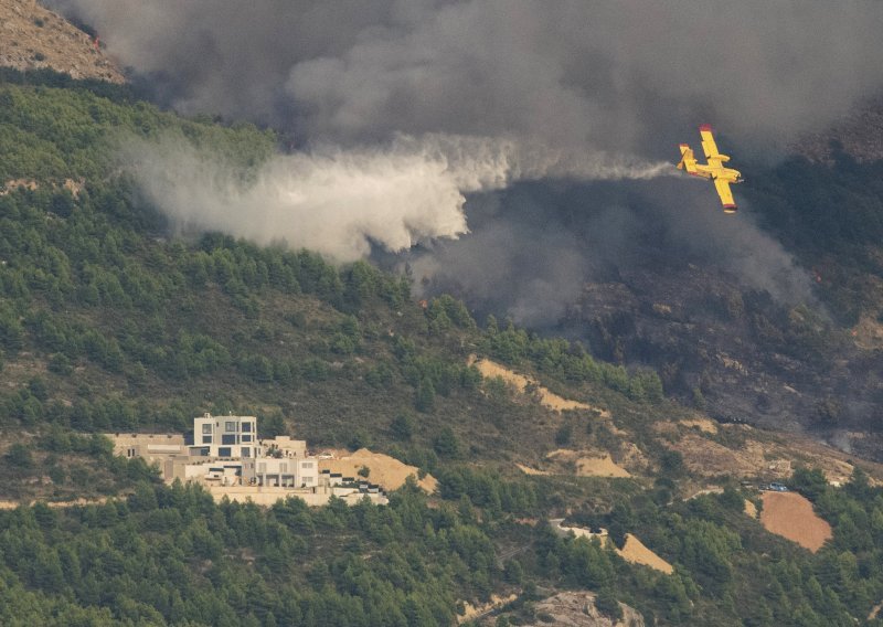 Iznad Hotela Lav planuo šumski požar, gase i kanaderi