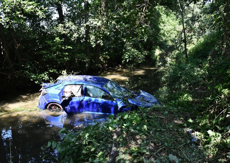 Sletio automobilom u rijeku, ostavio ozlijeđene i pobjegao. Policija objavila detalje