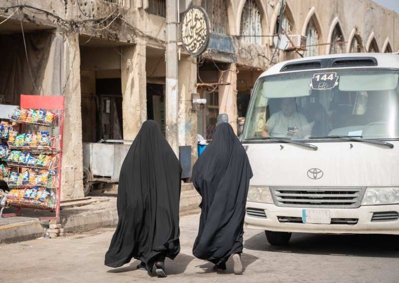 Francuska će zabraniti muslimansku abaju u državnim školama