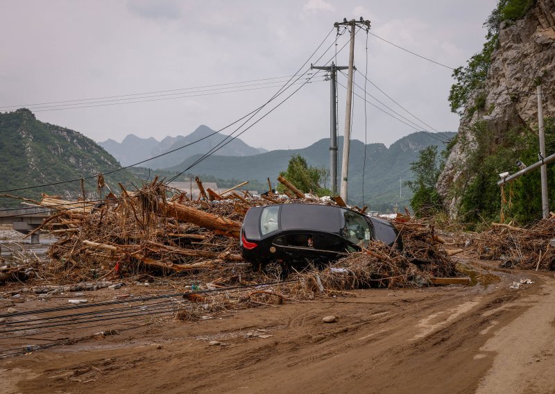 Obilne kiše i poplave pogodile Kinu, tisuće ljudi evakuirano