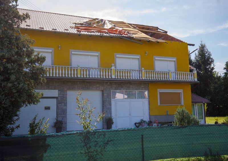 Olujni vjetar u Orahovici u nekoliko minuta napravio darmar - odnio krov kuće