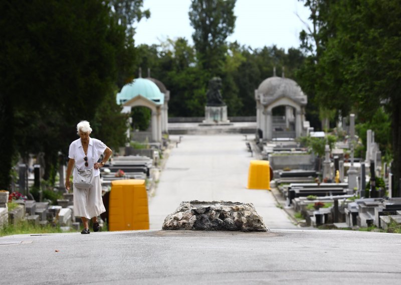 Tijekom radova na Mirogoju radnik nepažnjom srušio veliki centralni križ