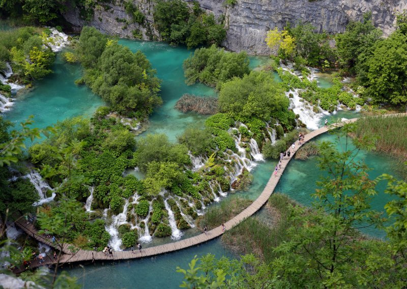 Izraelka pala niz strminu u jezero na Plitvicama i smrtno stradala