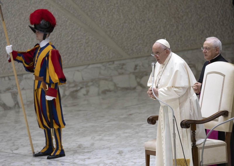 Papa Franjo osuđuje 'strašan rat protiv okoliša'
