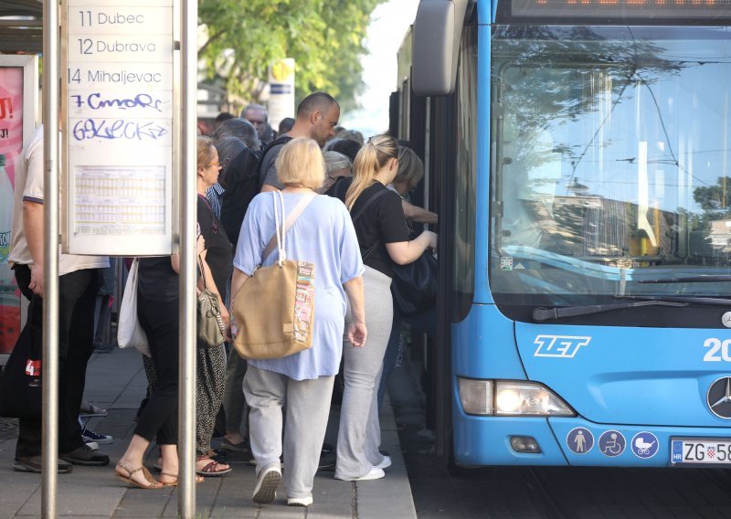 Vozač ZET-a ne zna ništa o nesreći u kojoj je noga djevojke zapela u vratima autobusa