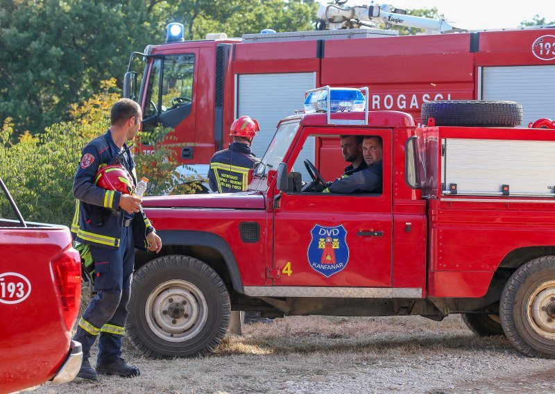 Požar zahvatio pet brodica, jedna osoba ozlijeđena