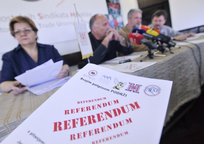 Union leaders deliver leaflets about referendum to MPs