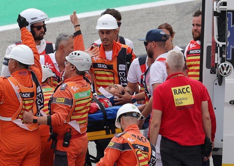 Katastrofa na startu VN Katalonije; Bagnaia nakon pada pregažen, prebačen je u bolnicu
