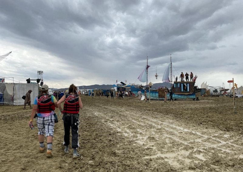 Jedna osoba umrla, deseci tisuća zaglavljeni u blatu na festivalu Burning Man