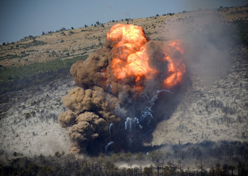 Iz vojnog skladišta se opet čuju detonacije i suklja dim