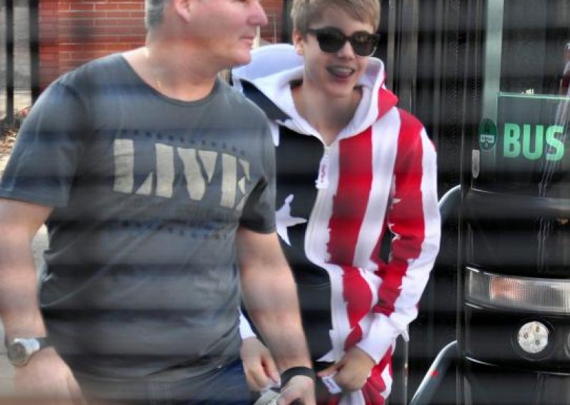 Justin Bieber umotan u zastavu SAD-a