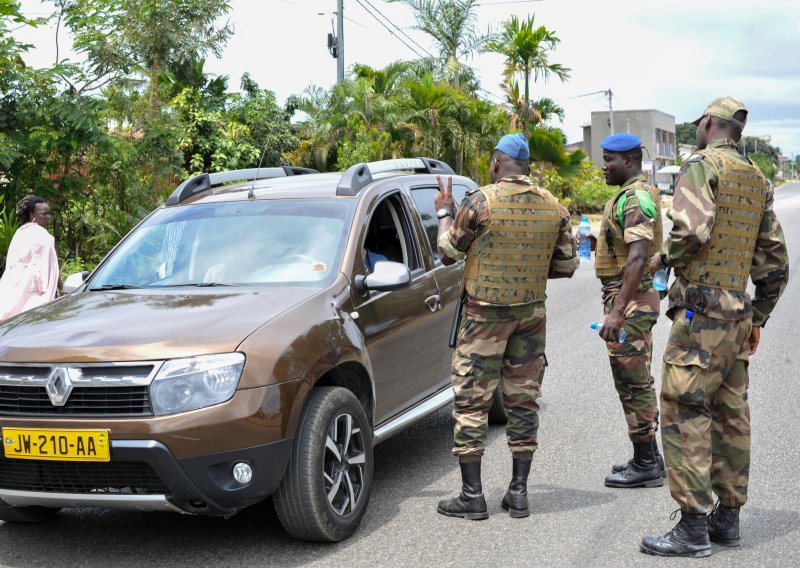 Vođa državnog udara u Gabonu prisegnuo za privremenog predsjednika