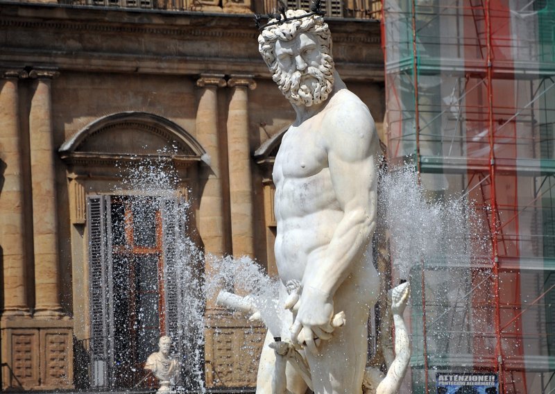 Mladi Nijemac oštetio slavnu Neptunovu fontanu u Firenci dok se penjao na nju