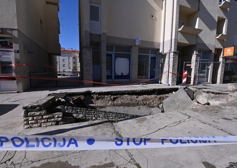 U centru Benkovca se otvorila rupa; širi se smrad