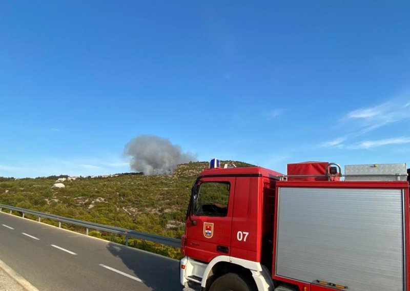 Jutros buknuo požar na Hvaru, lokaliziran zahvaljujući brzoj intervenciji vatrogasaca